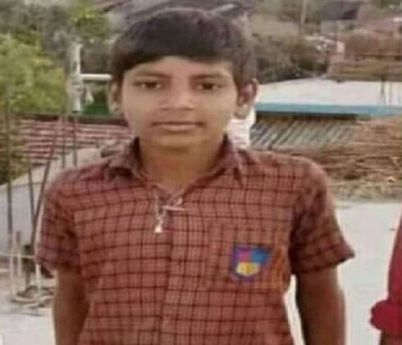 ब्लैकमेलिंग से परेशान था आरोपी
राजा दोनों की दोस्ती के बारे में जान गया था। अपने मां और पापा को उनकी दोस्ती के बारे में बताने की धमकी देकर पैसे और गेम खेलने के लिए मोबाइल ले लेता था। उसकी ब्लैकमेलिंग से वह तंग आ गया था। जिसके बाद उसने उसे मारने का फैसला किया।
(मृतक राजा की फाइल फोटो)