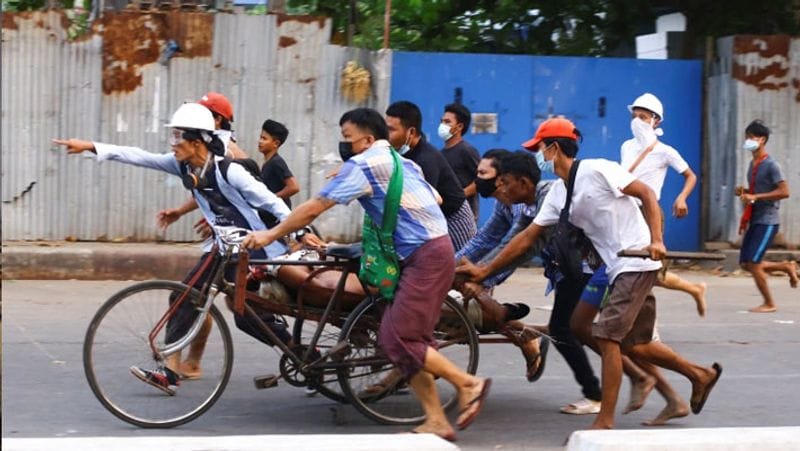 म्यांमार में सैन्य तख्तापलट के बाद प्रदर्शनकारियों की संख्या बढ़ती जा रही है। वे देश की शीर्ष नेता आंग सान सू की रिहाई की मांग कर रहे हैं। बता दें कि आंग सान सू बर्मा(अब म्यांमार) के राष्ट्रपिता कहे जाने वाले आंग सान की बेटी हैं। आंग सान की 1947 में हत्या कर दी गई थी। 