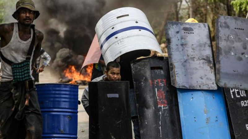 यह तस्वीर दिखाती है कि म्यांमार में प्रदर्शन कैसा रूप ले चुका है। सेना और प्रदर्शनकारियों के बीच गुरिल्ला युद्ध-सा चल रहा है।