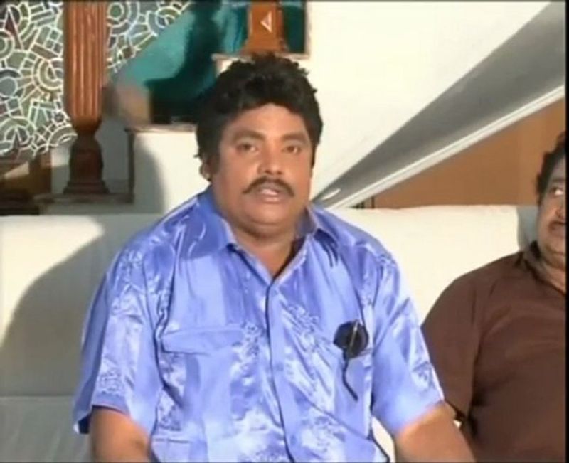 నిర్మాతగా, నటుడిగా పలు చిన్న బడ్జెట్ చిత్రాలు చేశారు యాదా కృష్ణ. 61ఏళ్ల వయసులో యాదా కృష్ణ గుండెపోటుతో మరణించడం జరిగింది.