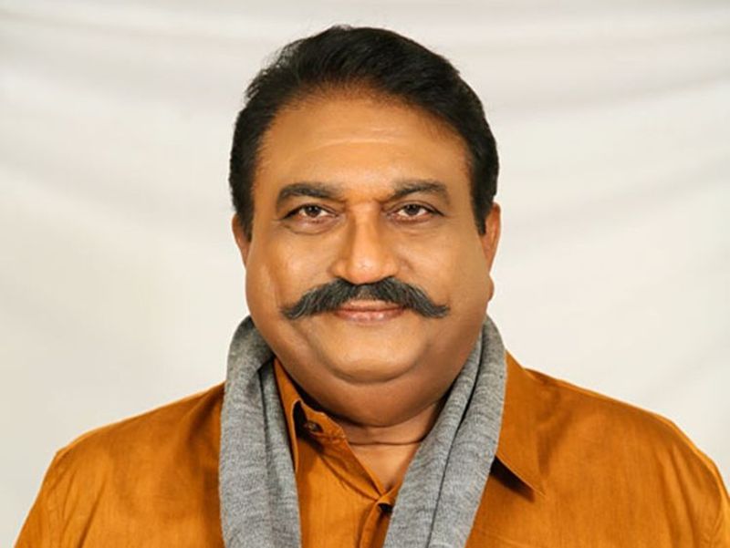 రాయలసీమ యాసకు వెండితెర గుర్తింపు తెచ్చిన నటుడు జయప్రకాశ్ రెడ్డి. కరుడుగట్టిన ఫ్యాక్షనిస్ట్ పాత్ర అంటే మొదట గుర్తు వచ్చే పేరు జయప్రకాష్ రెడ్డి. ప్రేమించుకుందాం రా, సమర సింహారెడ్డి, నరసింహనాయుడు లాంటి బ్లాక్ బస్టర్ హిట్ చిత్రాలలో తన విలనిజంతో సినిమా విజయంలో భాగమయ్యారు ఆయన. పచ్చి రక్తం తాగే విలన్ పాత్రలతో పాటు కడుపుబ్బా నవ్వించే కామెడీ రోల్స్ కూడా ఆయన చేశారు. ఈ విలక్షణ నటుడు 2020 సెప్టెంబర్ 8న గుండెపోటుతో మరణించారు.