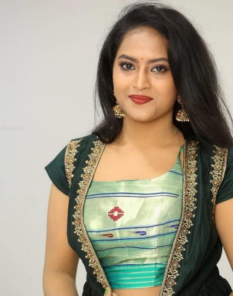 టెలివిజన్ నటి శ్రావణి కొండపల్లి అతితక్కువ వయసులో లోకం విడిచిపోయారు. 2020 సెప్టెంబర్ 8న శ్రావణి తన నివాసంలో ఉరివేసుకొని ఆత్మహత్య చేసుకున్నారు.