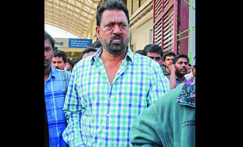 హైదరాబాద్ కి చెందిన నటుడు నర్సింగ్ యాదవ్ తెలుగు ప్రేక్షకులకు పరిచయం అక్కర్లేని పేరు. దశాబ్దాల పాటు నర్సింగ్ యాదవ్ వెండితెరపై వివిధ పాత్రలు చేశారు. మొదట్లో కేవలం సీరియస్ విలన్ రోల్స్ చేసిన ఆయన... ఆ తరువాత కామెడీ రోల్స్ తో పాటు క్యారెక్టర్ ఆర్టిస్ట్ గా పనిచేయడం జరిగింది. వందల చిత్రాలలో కనిపించిన నర్సింగ్ యాదవ్ అనారోగ్యం కారణంగా 2020 డిసెంబర్ 31న 57ఏళ్ల వయసులో మరణించారు.