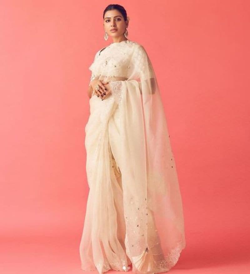 பிரமாண்டமாக நடந்த பட பூஜையில் சமந்தா கட்டி வந்த வெள்ளை நிற புடவை ரசிகர்களை கவர்ந்துள்ளது.