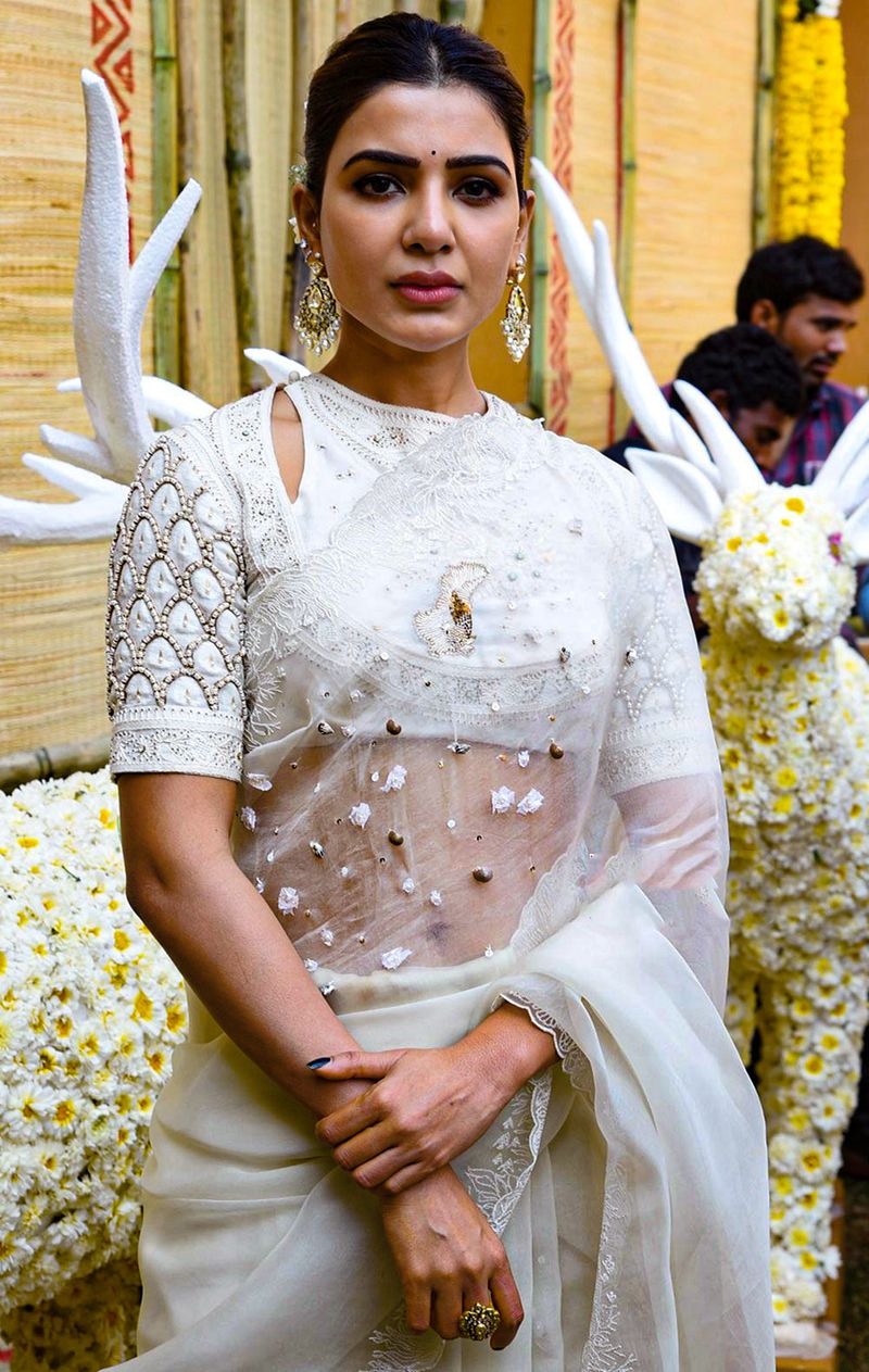 హైదరాబాద్ లో చిత్ర ప్రముఖుల మధ్య శాకుంతలం మూవీ షూటింగ్ లాంఛ్ ప్రోగ్రాం జరిగింది. శాకుంతలంలో సమంతకు జోడిగా నటిస్తున్న మోహన్ దేవ్ తో పాటు నిర్మాత దిల్ రాజు, అల్లు అరవింద్, దర్శకుడు గుణశేఖర్ ఈ కార్యక్రంలో పాల్గొన్నారు.
