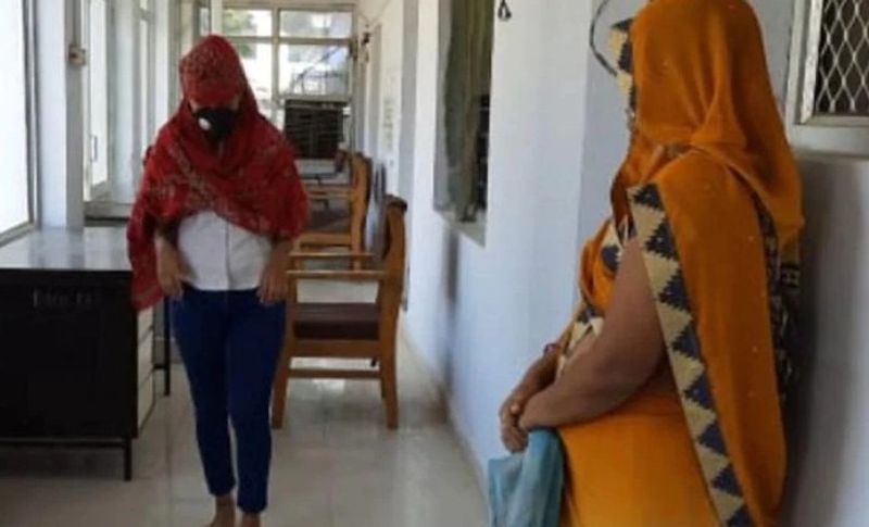 आरोपी नाबालिग के साथ सारी हदें पार करने के बाद उसे 5 मार्च को वापस उसके इलाके सुकेत में छोड़कर फरार हो गए। पीड़िता अगले दिन 6 मार्च को अपनी विधवा में के साथ आरपियों के खिलाफ रिपोर्ट दर्ज करने के लिए थाने पहुंची। उसके बाद पुलिस हरकत में आई और आरोपियों की तलाश शुरू कर दी। वहीं पीड़िता के भाई का कहना है कि उसने कई बार अपनी बहन की गुमशुदगी शिकायत पुलिस थाने में आकर की, लेकिन पुलिसवाले उसे बिना कार्रवाई के भगा देते थे। कोटा एसपी शरद चौधरी के आदेश के बाद एक टीम का गठन किया गया। जिसके बाद अब तक करीब 16 आरोपियों को गिरफ्तार किया जा चुका है। जिसमें चार नाबालिग और एक महिला शामिल है। वहीं अन्य आरोपियों की सर्चिंग जारी है।