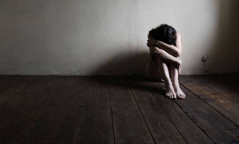 पीड़िता ने अपनी आपबीती बताते-बताते रोने लगती हैं। उसने बताया कि उसकी सहेली बुलबुल 25 फरवरी को मुझे बैग दिलाने के लिए लेकर गई थी। साथ में एक चौथमल नाम का लड़का भी था। कुछ देर बाद एक पार्क में कुछ और लड़के मिले जो मुझे स्कूटी पर बैठाकर एक कमरे में लेकर गए। वहां पड़ोसियों ने जब हमको रात में कमरे में देखा तो उन्होंने हंगामा किया भाग आए। दोबारा फिर से इन लोगों ने मुझे पकड़ लिया और एक खाली मकान में लेकर गए, जहां पूरी रात मेरा कई लोगों ने गैंगरेप किया। अगले दिन दो लड़के मुझे एक होटल में लेकर पहुंचे, जहां उन्होंने फिर वही किया। इस तरह कई लोग बारी बारी नौ दिन तक मेरे साथ रेप करते रहे।