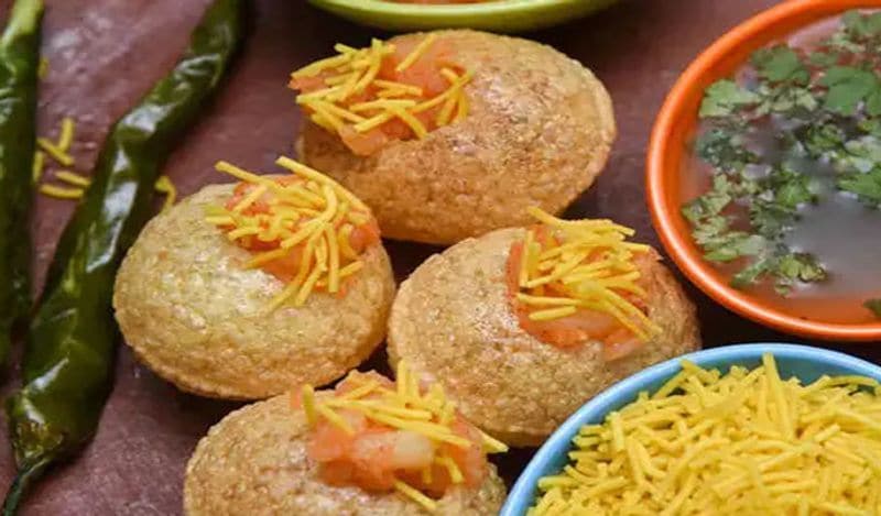 गोलगप्पे के पानी में हींग मिलाने से इसके गुण और बढ़ जाते हैं। ऐसे में इसमें हींग, अजवाइन भी मिला लें। कोशिश करें कि सूजी की जगह आटे के गोलगप्पे खाएं। सूजी तेल ज्यादा सोखती है। 