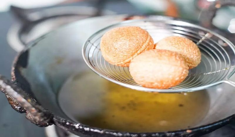 इन दिनों 6 गोलगप्पे से डायटिंग का ट्रेंड जोरों पर है। 6 गोलगप्पे की एक प्लेट से आपका वजन कम हो जाएगा। बस आपको की बाहर की जगह घर के बने गोलगप्पे खाने हैं। 