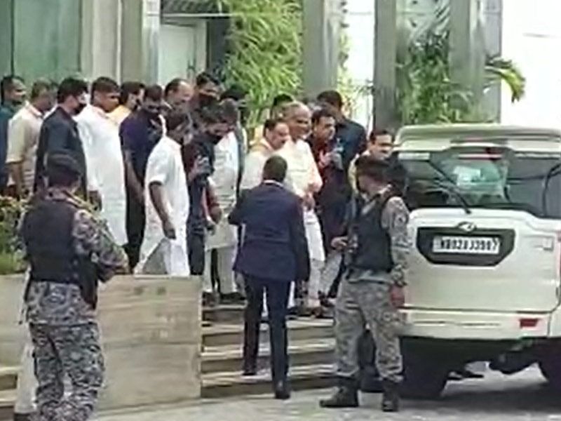 <p>রানিবাঁধ থেকে অমিত শাহ সোজা চলে আসেন কলকাতায়। সেখান থেকে অমিত শাহ যান অসম। সেখানে একটি জনসভায় মাত্র আধঘণ্টার জন্য বক্তৃতা দেন। সেখান থেকে তাঁর দিল্লি ফিরে যাওয়ার কথা ছিল। কিন্তু সফরসূচি বদল করে তিনি হঠাৎই কলকাতায় ফিরে আসেন। রাজারহাটের একটি হোটেলে বিজেপির কোরকমিটির সদস্যদের সঙ্গে বৈঠকে বসেন। সেখানেই দলের রাজ্যস্তরের নেতাদের সঙ্গে উপস্থিত ছিলেন বিজেপির সর্বভারতীয় সভাপতি জেপি নাড্ডা। </p>