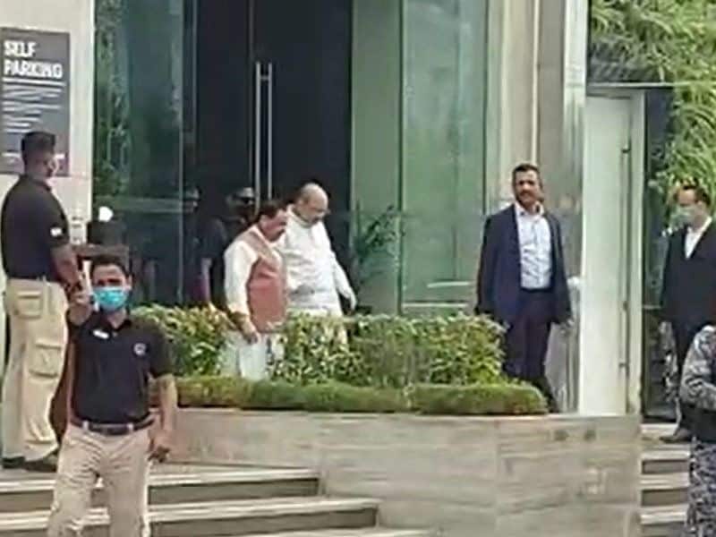 <p>রাজারহাটের বৈঠকে উপস্থিত ছিলেন কৈলাস বিজয়বর্গীয়, শিবপ্রসাদ, অমিতাভ চক্রবর্তী, দিলীপ ঘোষ, মুকুল রায়, অরবিন্দ মেনন, অমিত মালব্য। </p>