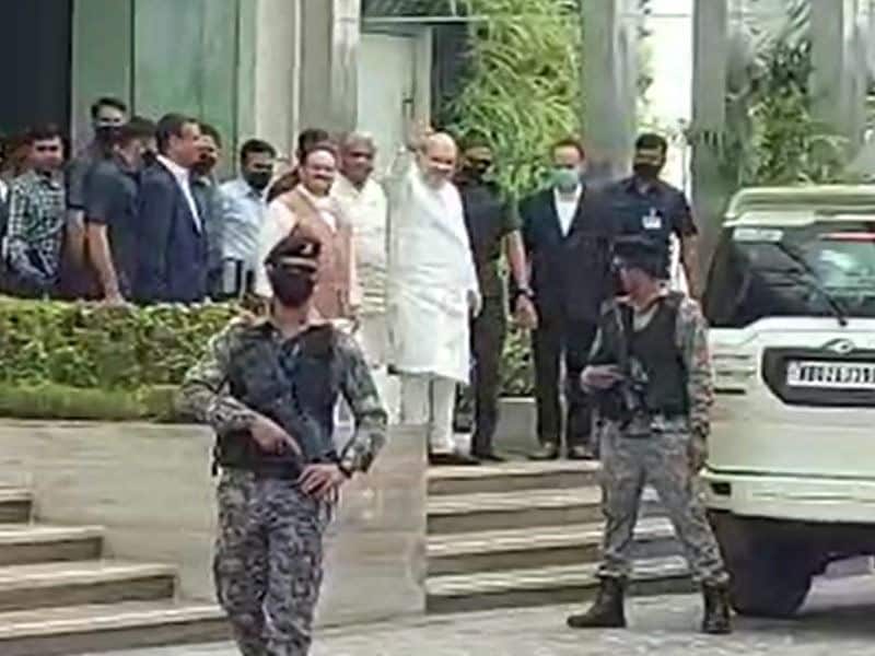 <p>প্রথমে শোনা যাচ্ছিল, নির্বাচনী ইস্তাহার প্রকাশ করবেন বিজেপির সর্বভারতীয় জেপি নাড্ডা। কিন্তু শুক্রবার কৈলাস বিজয়বর্গীয় জানালেন, বিজেপির নির্বাচনী ইস্তাহার প্রকাশ করবেন কেন্দ্রীয় স্বরাষ্ট্রমন্ত্রী অমিত শাহ।</p>
<p> </p>