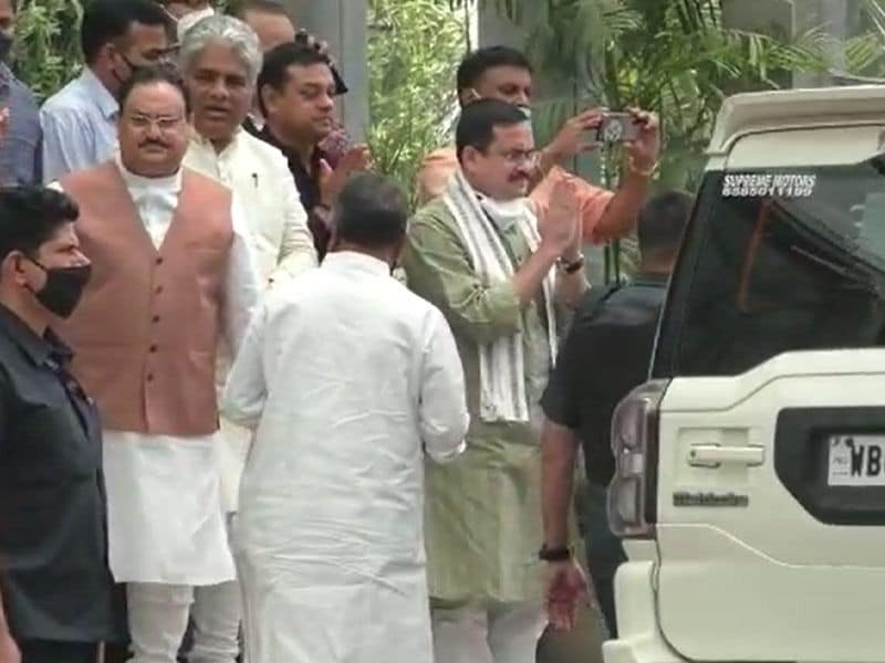 <p>রাতভর বৈঠকে অমিত শাহ স্পষ্ট করে দেন কেন্দ্রীয় বিজেপি চাইছে নবান্নের দখল নিতে। সূত্রের খবর প্রয়োজন হলে তিনি কলাকাতায় ভোট পর্যন্ত থেকে যেতে পারেন বলেও জানিয়েছেন। পাশাপাশি রাজ্য নেতৃত্বের কাছেও জানতে চান তারা বাংলা দখলে মরিয়া কিনা। রাজ্য বিজেপি নেতৃত্ব জানিয়েছেন জয়ের বিষয়ে তাঁরা প্রতিজ্ঞাবদ্ধ। </p>