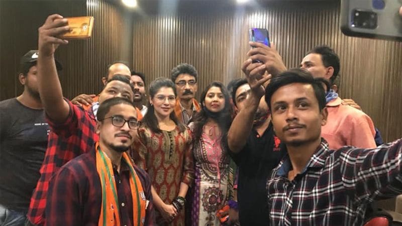 जानें कब चुनाव
बता दें कि बंगाल की 294 सीटों के लिए 8 चरणों में वोटिंग होगी। पहले चरण में 294 में से 30 सीटों पर 27 मार्च को वोट डाले जाएंगे। दूसरे चरण में 30 सीटों पर एक अप्रैल को, तीसरे चरण में 31 सीटों पर 6 अप्रैल को, चौथे चरण में 44 सीटों पर 10 अप्रैल को, पांचवे चरण में 45 सीटों पर 17 अप्रैल को, छठे चरण में 43 सीटों पर 22 अप्रैल को, सातवें चरण में 36 सीटों पर 26 अप्रैल को और आठवें चरण में 35 सीटों पर 29 अप्रैल को वोटिंग होगी।
(अपने फैन्स के साथ पायल)