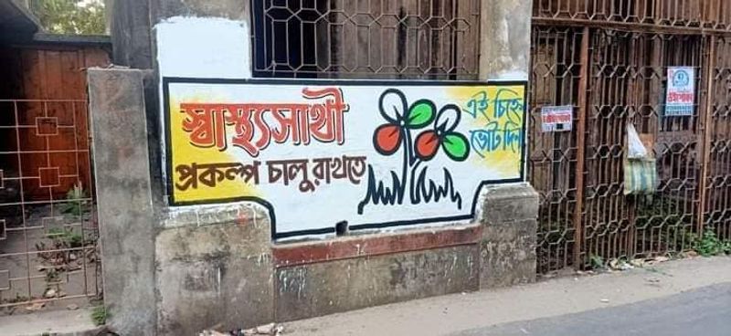 <p style="text-align: justify;">২০১৬ সালের ফেব্রুয়ারি মাসে রাজ্যে চালু করেন 'স্বাস্থ্য সাথী' প্রকল্প। ২০২০ সালের ডিসেম্বর পর্যন্ত রাজ্য সরকারের এই সুবিধা পেতেন রাজ্যের ১.৪ কোটি মানুষ। তবে এই বছর রাজ্যের সকল নাগরিককেই এই প্রকল্পের আওতায় আনা হয়েছে। মমতার দাবি, আয়ুষ্মান ভারত-এর সুবিধা দেড় কোটি মানুষ পেতেন, তার সরকার এখন বাংলার ১০ কোটি মানুষ বা স্বাস্থ্য বিমা না থাকা সকলকে সাস্থ্য বিমার আওতায় আনছে। এই প্রকল্পেও প্রতি পরিবার বছরে পাঁচ লক্ষ টাকার স্বাস্থ্য বিমা পায়।</p>
<p style="text-align: justify;"> </p>