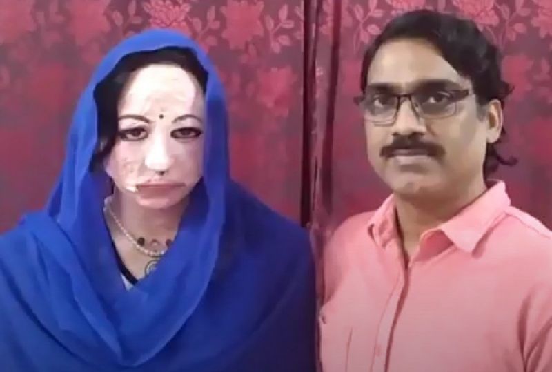 ये काम कर सकती है रोबोट
दिनेश पटेल का दावा है कि रोबोट "शालू" शिक्षक के रूप में किसी स्कूल में काम कर सकती है। विभिन्न कार्यालयों में एक रिसेप्शनिस्ट के रूप में भी उपयोग किया जा सकता है। वो आम लोगों की तरह ही चेहरा पहचानने, व्यक्ति को मिलने के बाद याद रखने, उसके साथ बातचीत करने, कई सामान्य वस्तुओं की पहचान करने, सामान्य ज्ञान, गणित आदि पर आधारित शैक्षिक प्रश्नों का उत्तर देने में सक्षम है। इतना ही नहीं, यह मानव की तरह ही हाथ मिलाना, मजाक करना, खुशी, क्रोध, जलन दर्शाना, दैनिक समाचार पढ़ना, दैनिक राशिफल पढ़ना, रेसिपी बताना, प्रश्नोत्तर और साक्षात्कार भी कर सकती है।