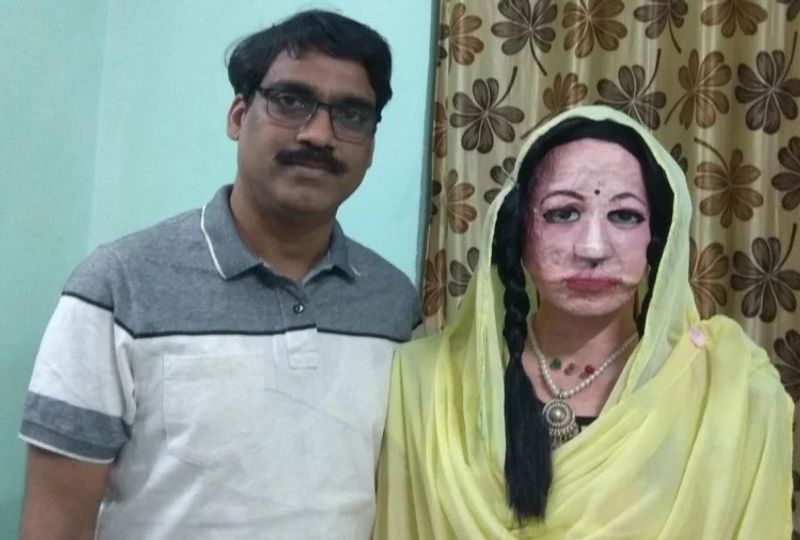 ये भाषाएं जानती रोबोट
दिनेश पटेल के मुताबिक रोबोट की प्रोग्रामिंग भी उन्होंने खुद तैयार की। यह हिंदी, भोजपुरी, मराठी, बंगला, गुजराती, तमिल, मलयालम, नेपाल, उर्दू के अलावा अंग्रेजी, जर्मन, जापानी सहित 38 विदेशी भाषाओं में भी बातचीत में सक्षम है।
(खुद द्वारा तैयार किए गए रोबोट के साथ शिक्षक दिनेश पटेल)