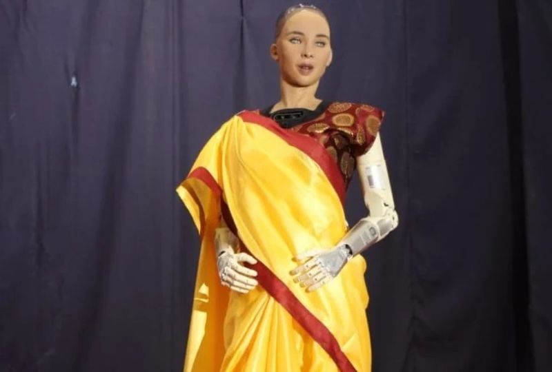 फिल्म देखकर मिली प्रेरणा
रजमलपुर गांव निवासी दिनेश पटेल मुंबई आईआईटी के केंद्रीय विद्यालय में कंप्यूटर साइंस के शिक्षक हैं। उन्होंने एमसीए तक की पढ़ाई की है। वे बताते हैं कि फिल्म रोबोट से प्रभावित होकर कुछ नया करने का सोचने लगे। हांगकांग की रोबोटिक्स कंपनी हैंसन रोबोटिक्स की सोफिया रोबोट उनकी प्रेरणा बनी। इसके लिए 2017 में प्रयास शुरू किए। लकड़ी, गत्ता, एल्युमिनियम, प्लास्टिक का इस्तेमाल कर करीब तीन साल की मेहनत से उन्होंने इस रोबोट को तैयार किया है।
(हांगकांग की रोबोटिक्स कंपनी हैंसन रोबोटिक्स की सोफिया रोबोट की तस्वीर)