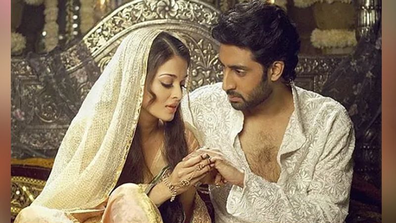 <p>তারকারা লাইমলাইটে শীর্ষে থাকতে সবসময়েই পছন্দ করেন। সে ব্যক্তিগত জীবন হোক বা পেশাদার জীবন।তেমনই বচ্চন পরিবারও সবসময়েই খবরের শিরোনামে থাকে।</p>