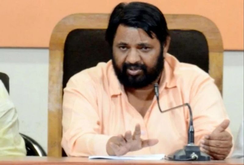 आयुष की शादी वैध नहीं
सांसद ने कहा कि जहां तक आयुष की शादी की बात है तो वह किसी भी दशा में मान्य ही नहीं है। क्योंकि, आयुष अभी 20 साल का है। वह 27 मार्च 2021 को 21 साल का होगा। इससे पहले उसकी शादी कानून रूप से वैध ही नहीं है। दूसरी बात अंकिता ने उससे ब्लैकमेल कर शादी की थी।
