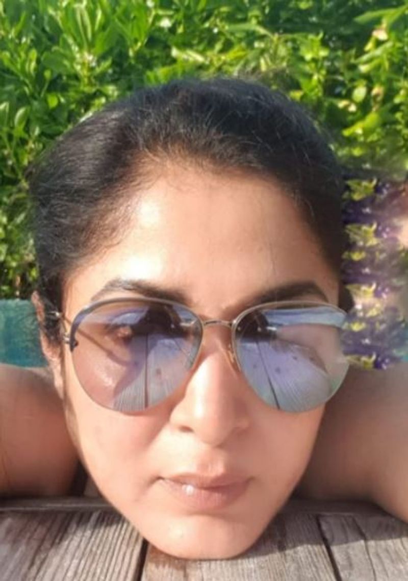 இந்நிலையில் இவர்... நீச்சல் குளத்தில், கூலிங் கிளாஸ் அணிந்தபடி வெளியிட்டுள்ள புகைப்படம் தற்போது ரசிகர்களால் வைரலாக பார்க்கப்பட்டு வருகிறது. இந்த வயதிலும் ராஜ மாதாவுக்கு கொஞ்சம் கூட ஸ்டைலும், அழகும் குறையல.