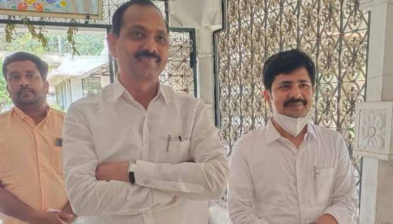 2006 నుండి ఆయన వైఎస్ఆర్ కు గట్టి మద్దతుదారుడిగా ఉన్నాడు. స్విమ్స్ లో ఆయన చదువుకొనే రోజుల్లో వైఎస్ఆర్ ను ఆయన అభిమానించేవాడు. స్విమ్స్ లో ఫిజియోథెరపీ చదువుకొనే సమయంలో విద్యార్ధులకు నాయకుడిగా ఆయన వ్యవహరించేవాడు. ఈ సమయంలో ఆయన అప్పటి సీఎం వైఎస్ఆర్ ను కలుసుకొనే అవకాశం దక్కింది. వైఎస్ఆర్ కూడ గురుమూర్తికి సహాయం చేశాడు. దీంతో ఆయన వైఎస్ఆర్ ను అభిమానించేవాడు.