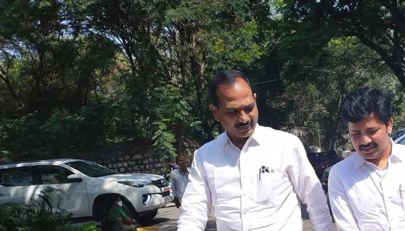 2014లో వైఎస్ జగన్ ఎన్నికల క్యాంపెయిన్ లో కూడ డాక్టర్ గురుమూర్తి పాల్గొన్నారు. అంతేకాదు 2017 నవంబర్ లో జగన్ ప్రారంభించిన ప్రజా సంకల్ప యాత్రలో కూడ పాల్గొన్నారు. జగన్ కు ఫిజియోథెరపిస్టుగా పనిచేశాడు. ప్రజా సమస్యల విషయంలో జగన్ ఏ రకంగా వ్యవహరిస్తారనే విషయమై ప్రజా సంకల్ప యాత్రలో తెలుసుకొన్నట్టుగా డాక్టర్ గురుమూర్తి చెప్పారు.