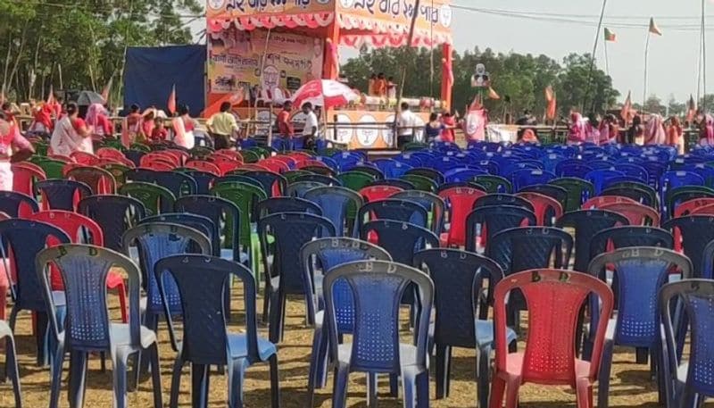 <p>মঙ্গলবার বেলা দুটো নাগাদ তিনি হেলকপ্টারে করে নেমে হাজির হলেও সভায় লোক না থাকার কারনে মঞ্চের পাশে বিশ্রামস্থলে বসে থাকতে হল এক ঘন্টা ৷ বেলা ৩ টা ১০ নাগাদ মঞ্চে ওঠেন বক্তব্য রাখতে ৷ </p>