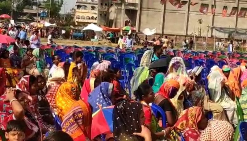 <p>স্থানীয় বাসিন্দারা জানিয়েছেন মাঠের একপাশ প্রায় ফাঁকাই ছিল। ফাঁকা চেয়ার সার দিয়ে রাখা ছিল। বসার কোনও লোক ছিল না। <br />
</p>