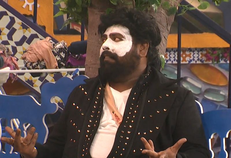 നോബി ചതിക്കാത്ത ചന്തുവിലെ ഡാൻസ് മാസ്റ്റര് വിക്രമും ആയി.