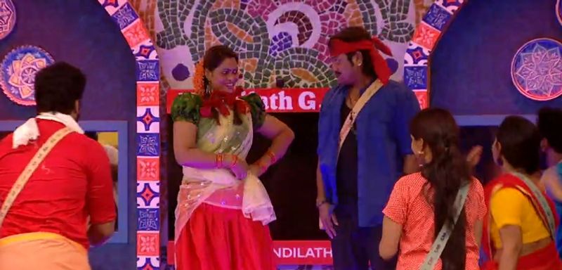 ഫിറോസ്- സജ്ന ദമ്പതിമാര്ക്ക് കസ്തൂരി എന്റെ കസ്തൂരി ഗാനമാണ് ലഭിച്ചത്.