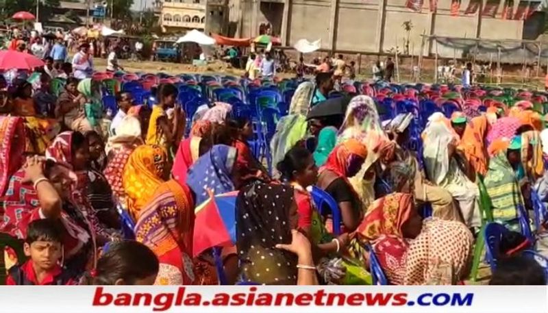 <p><br />
বেলা ৩ টা ১০ নাগাদ মঞ্চে ওঠেন বক্তব্য রাখতে ৷ ততক্ষনে অনেক চেষ্টা করে হাজার খানেক লোককে মঞ্চের পাশে হাজির করতে সক্ষম হয় বিজেপি নেতারা ৷ এরপরে মঞ্চে উঠে বক্তব্য রাখেন যোগী ৷ <br />
</p>