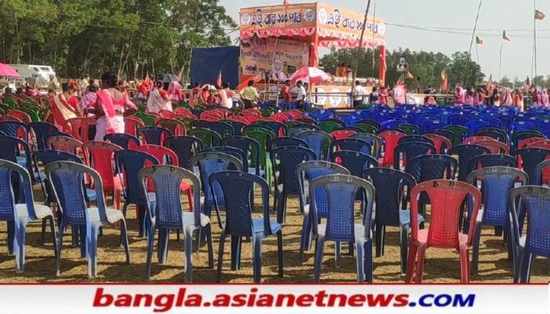 <p> </p>
<p> </p>
<p> </p>
<p><br />
মঙ্গলবার বেলা দুটো নাগাদ তিনি হেলকপ্টারে করে নেমে হাজির হলেও সভায় লোক না থাকার কারনে মঞ্চের পাশে বিশ্রামস্থলে বসে থাকতে হল এক ঘন্টা ৷ <br />
</p>
<p><br />
</p>