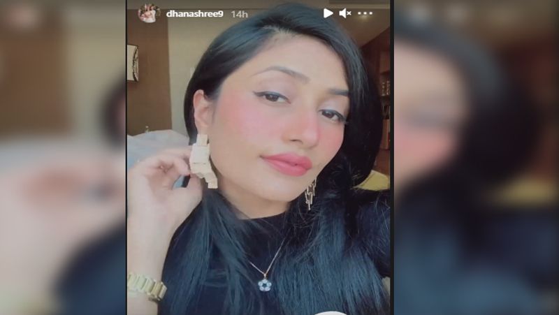 स्टेडियम में पहुंचते से ही उन्होंने एक इंस्टा वीडियो शेयर किया। जिसमें काले रंग का टॉप पहने, कानों में बड़े-बड़े कुंडल डाले और अपने लंबे खुले बालों में वह बेहद ही खूबसूरत दिख रही हैं। 