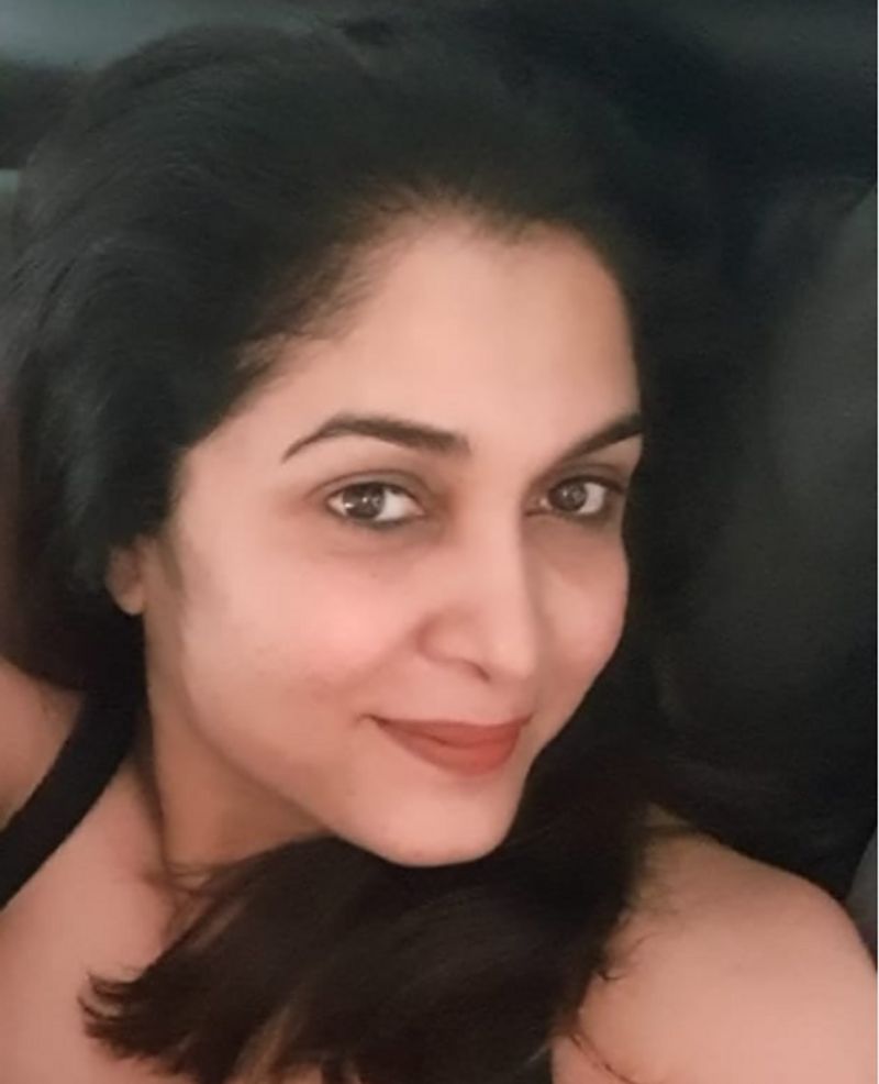 <p>14 ವರ್ಷದಲ್ಲಿಯೇ ನಟನೆ ಆರಂಭಿಸಿದ ನಟಿ ವೆಲ್ಲೈ ಮನಸು ಮೂಲಕ ಸಿನಿಮಾ ಇಂಡಸ್ಟ್ರಿಗೆ ಪಾದಾರ್ಪಣೆ ಮಾಡಿದ್ದರು.</p>