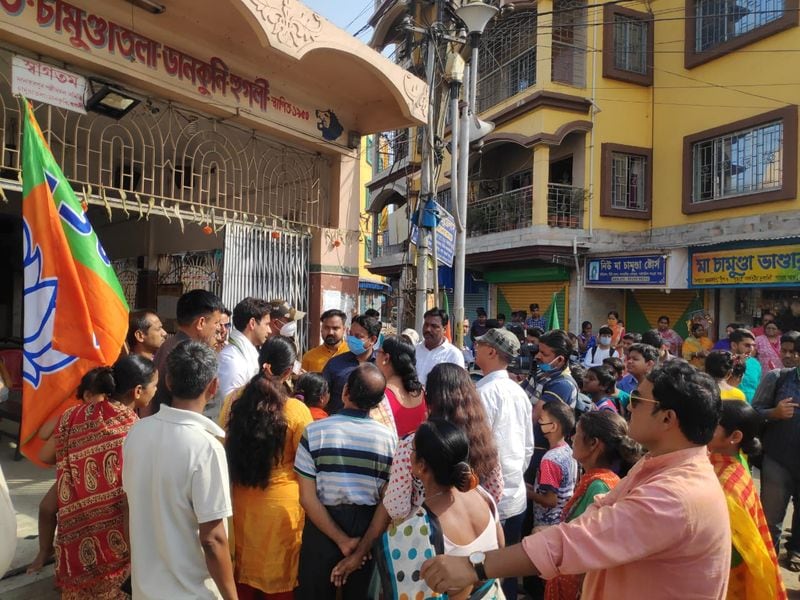 <p>সেখানেই বিপুল সংখ্যক মানুষ জরো হয়েছেন, যাঁরা যশকে দেখতে ও তার প্রচারে সামিল হতে পথে নেমেছেন </p>