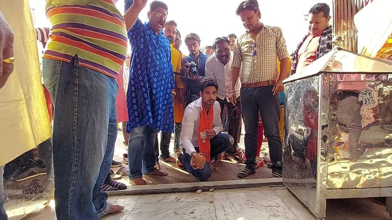<p>সাড়ে আট থেকে সাড়ে ১২ টা পর্যন্ত দরজায় দরজায় গিয়ে ভোটের প্রচার সারছেন যশ, ভোটটা ঠিক কেন তাঁর পক্ষেই হবে, মানুষকে বোঝাচ্ছেন অভিনেতা। </p>