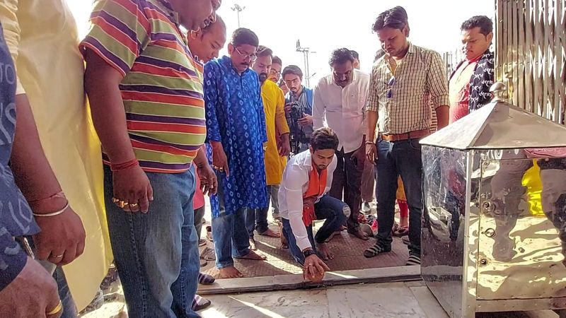 <p>সাড়ে বারোটাতে সামান্য বিরতি, ভোট মানেই মাঠে ময়দানে দীর্ঘক্ষণের জন্য সময় কাটানো। ওয়ার্ড নম্বর ৮ ও ১৬-তে প্রচার। </p>