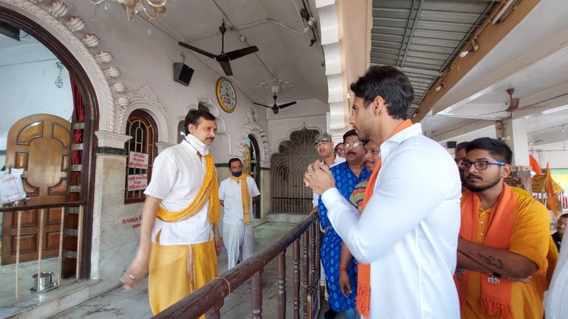 <p>বুধবার যশের দিনভর কর্মসূচীর মধ্যে প্রথমেই ছিল সকাল ৮ টা থেকে সাড়ে ৮টা পর্যন্ত চামুন্ডা মন্দিরে পুজো দেওয়ার পরিকল্পনা। </p>