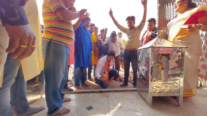 <p>২ থেকে পৌনে চারটে পর্যন্ত তিনি থাকবেন কার্যকর্তাদের সন্মেলনে। যেখানে ডানকুনি মডেল নিয়ে আলোচনায় ব্যস্ত থাকবেন যশ।</p>