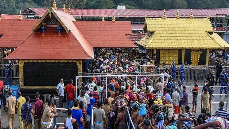 सबरीमाला मंदिर घने जंगलों वाले 18 पर्वत के बीच में हैं। यहां पहुंचने के लिए पंपा से करीब 5 किमी तक पैदल जान पड़ता है। मंदिर तक पहुंचने 18 सीढ़िया हैं।