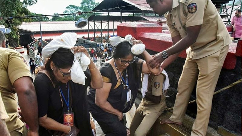 अयप्पा भगवान को ब्रह्मचारी और तपस्वी माना जाता है। इसलिए मंदिर में मासिक धर्म के आयु वर्ग में आने वाली स्त्रियों का जाना प्रतिबंधित था। हालांकि सुप्रीम कोर्ट ने इस परंपरा को विराम लगा दिया।