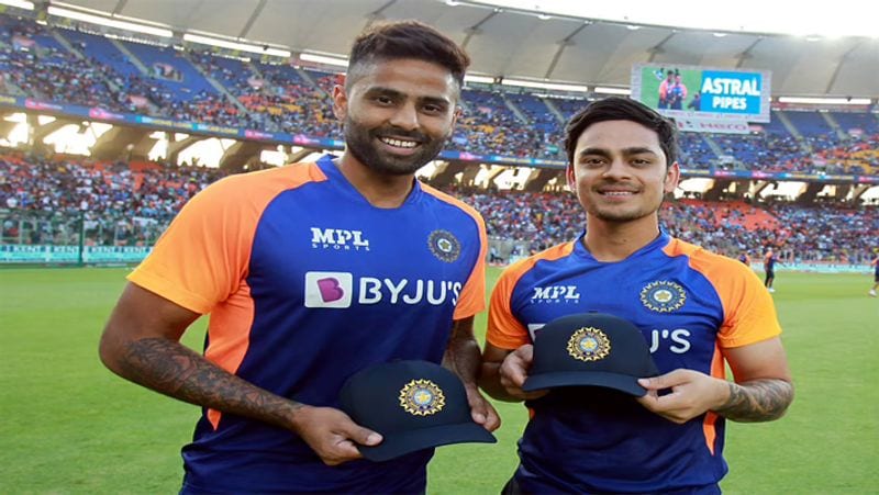 <p>চোটের কারণে শ্রেয়স আইয়র দল ও সিরিজের বাইরে চলে গিয়েছে। সেই জায়গায় সকলেই ভেবেছিলেন টি২০ সিরিজে অনবদ্য পারফর্ম করা সূর্যকুমার যাদবের একদিনের ক্রিকেটে অভিষেক হবে।<br />
</p>