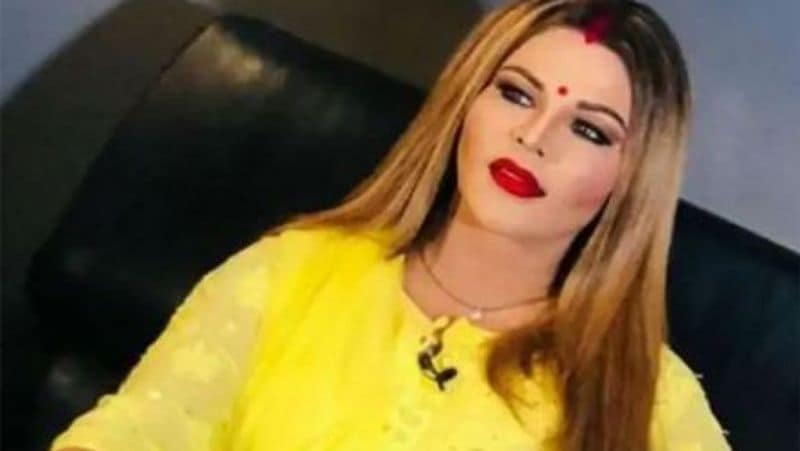 एक किस्सा शेयर करते हुए उन्होंने कहा था कि 'वो लिफ्ट में थीं जब एक पांच साल की बच्ची ने उन्हें पहचान लिया। वो बेहद खुश हुईं और वो खुश हैं कि उनके फैंस उन्हें इतना सपोर्ट करते हैं, इतना प्यार करते हैं।'
