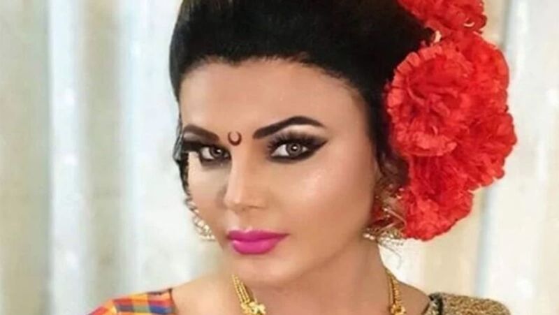 राखी ने अपना दर्द बयां करते हुए कहा कि 'एक समय था जब उनकी भाषा को लेकर लोग उनका जमकर मजाक उड़ाते थे। उन्हें पसंद नहीं करते थे। लोग उनकी फिल्में देखना भी पसंद नहीं करते थे। 