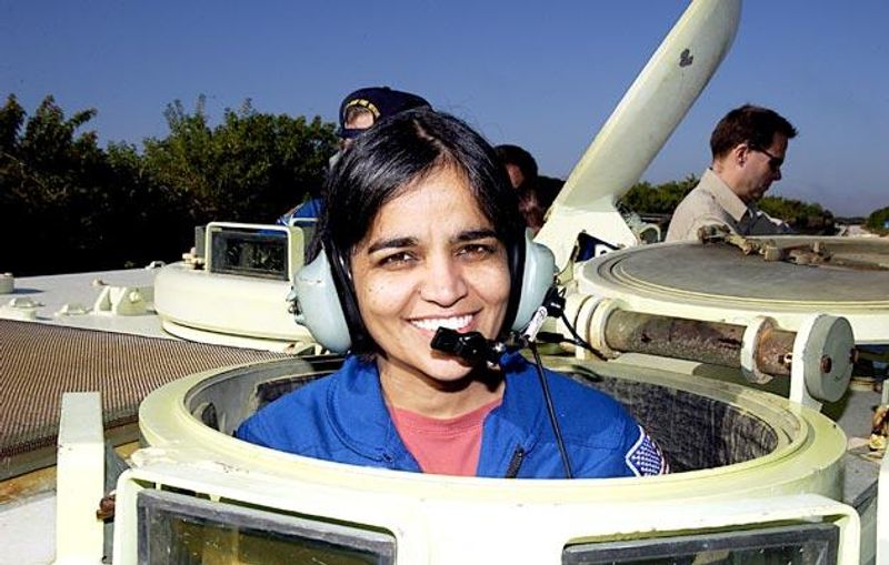 दोस्तों, कल्पना चावला हमेशा युवाओं से सपने को साकार करने की बात पर जोर देती रहीं, उन्होंने कहा था, 'अगर आपके पास कोई सपना है तो उसे साकार करने का प्रयास करें। इस बात से जरा-सा भी फर्क नहीं पड़ता कि आप एक औरत हैं, भारत से हैं या फिर कहीं और से।' देश की बेटी आज भी हम सभी के दिलों में जिंदा है।