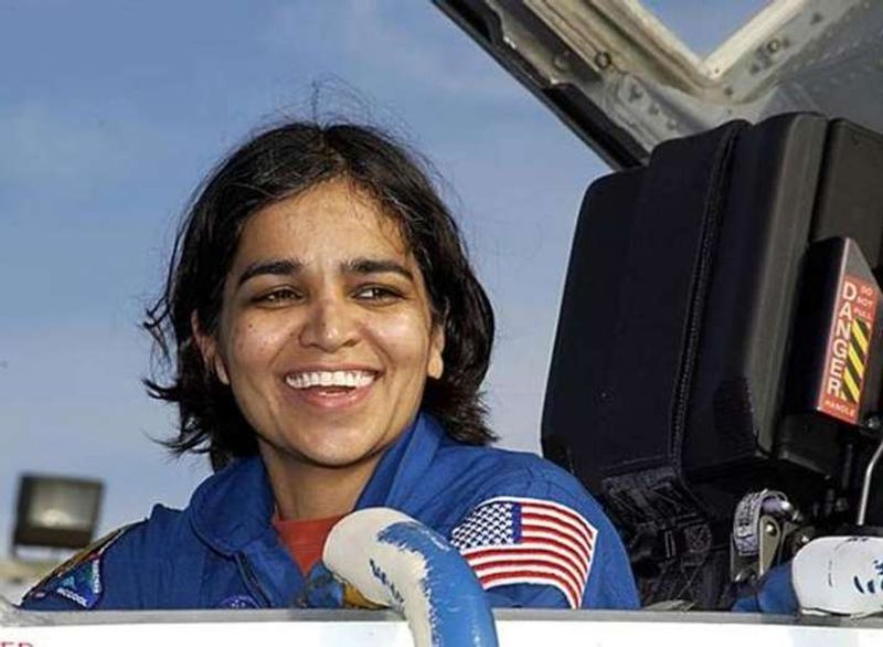 आगे चलकर वे नासा (NASA) का हिस्सा बनीं और उसी के तहत साल 1995 में वे अंतरिक्ष यात्री के तौर पर शामिल हुईं। अगले तीन सालों तक कड़ी मेहनत के बाद कल्पना को अपनी पहली उड़ान के लिए चुना गया। एसटीएस 87 कोलंबिया शटल से उन्होंने पहली उड़ान भरी। ये साल 1997 की बात है। लगभग 1.04 करोड़ मील के सफर के बाद कल्पना ने तकरीबन 360 घंटे स्पेस में बिताए।