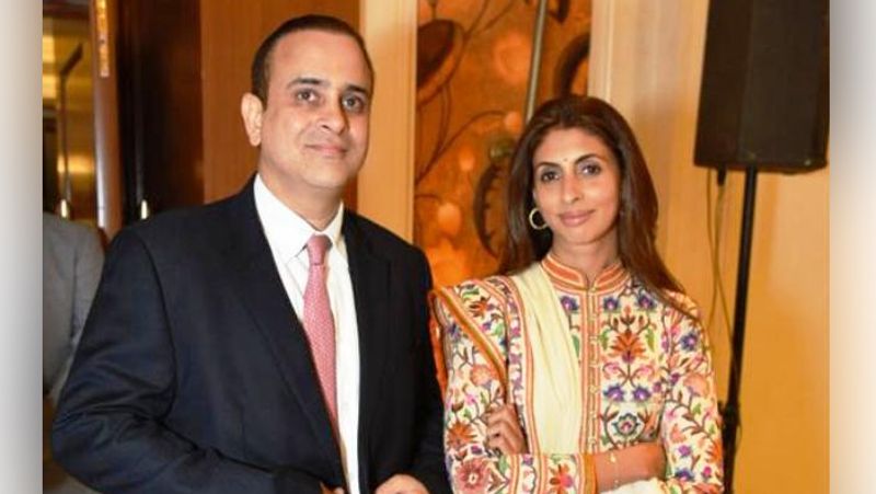 अमिताभ बच्चन की बेटी श्वेता बच्चन की शादी 1997 में करीना कपूर और करिश्मा कपूर के कजिन (बुआ के बेटे) निखिल नंदा से हुई थी। इस नाते वे करीना-करिश्मा की रिश्ते में भाभी लगती है। श्वेता और निखिल के दो बच्चे हैं। बेटी नव्या और बेटा अगस्त्य।
