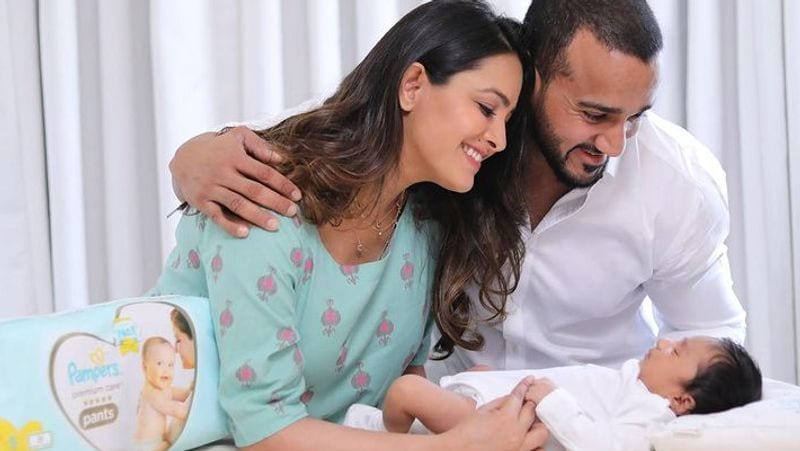 आपको बता दें कि अनीता शादी के 7 साल बाद प्रेग्नेंट हुई हैं। अनीता ने 2013 में बिजनेसमैन रोहित रेड्डी से गोवा में शादी की थी। दोनों की लव स्टोरी बेहद दिलचस्प है। पहली बार दोनों की मुलाकात जिम में हुई थी।