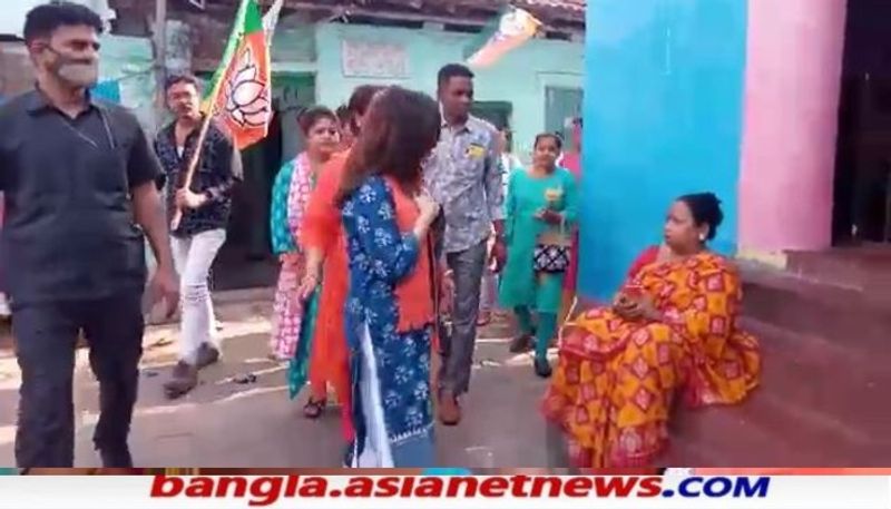 <p>বেহালার স্থানীয়বাসিন্দাদের সঙ্গে কথা বলে জানালেন, ' আমি চাই তাদের পাশে দাঁড়াতে। এবছর যেটা নিয়ে আমি খুবই আশাবাদী।'</p>